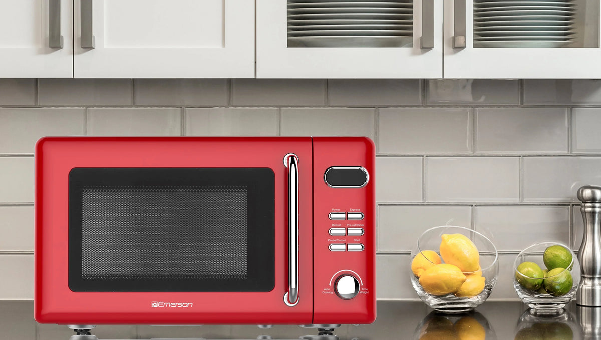 Emerson 0.7 Cu Ft, 700W Red Retro Countertop Microwave Oven, MWR7020RD
