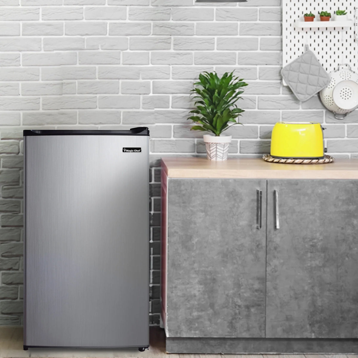 Magic Chef  New 18.5 inch Width 3.5 Cu. ft. Compact Refrigerator with  Single Door