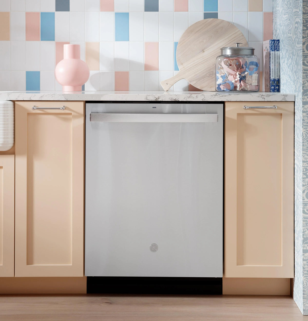 GE Top Control with Stainless Steel Interior Dishwasher with Sanitize Cycle GDT670SFVDS