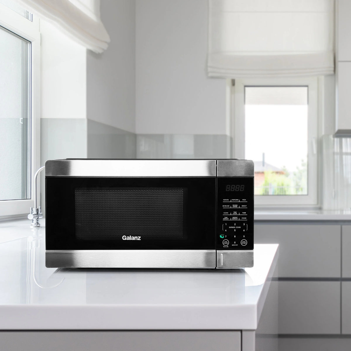 Galanz 0.9 cu ft Countertop Microwave Oven in Black