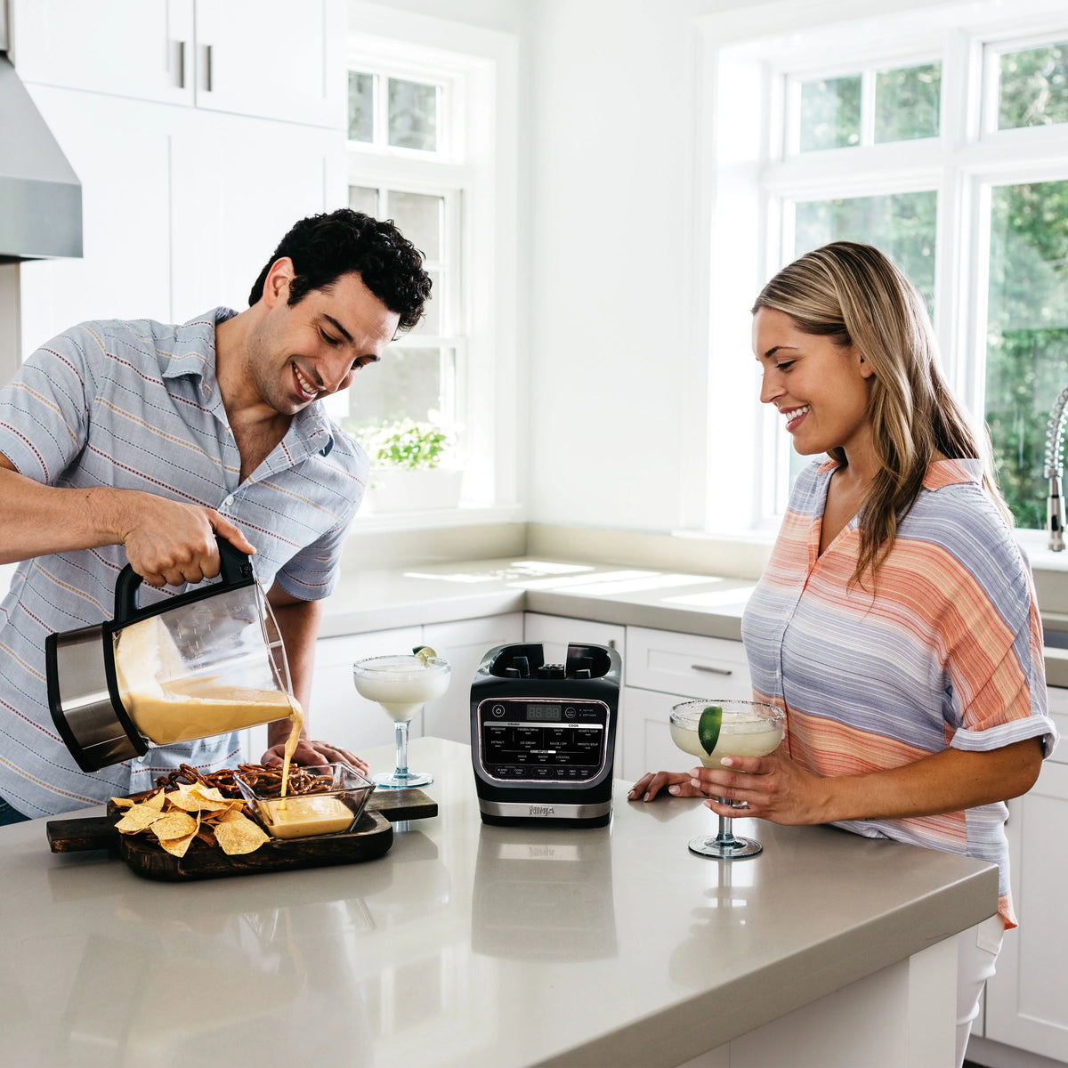 Ninja Foody Cold & Hot Cook Hot Soups, Sauces and Dips Blender with 1400 Peak Watts to Crush Frozen Drinks & Smoothies Nonstick Glass Pitcher (HB152), 64 oz, Black