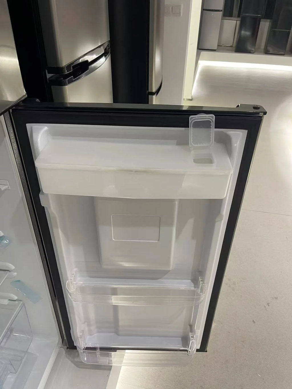Frigidaire, 7.3 Cu. Ft. Top Mount Refrigerator, Integrated Beverage Dispenser,Platinum