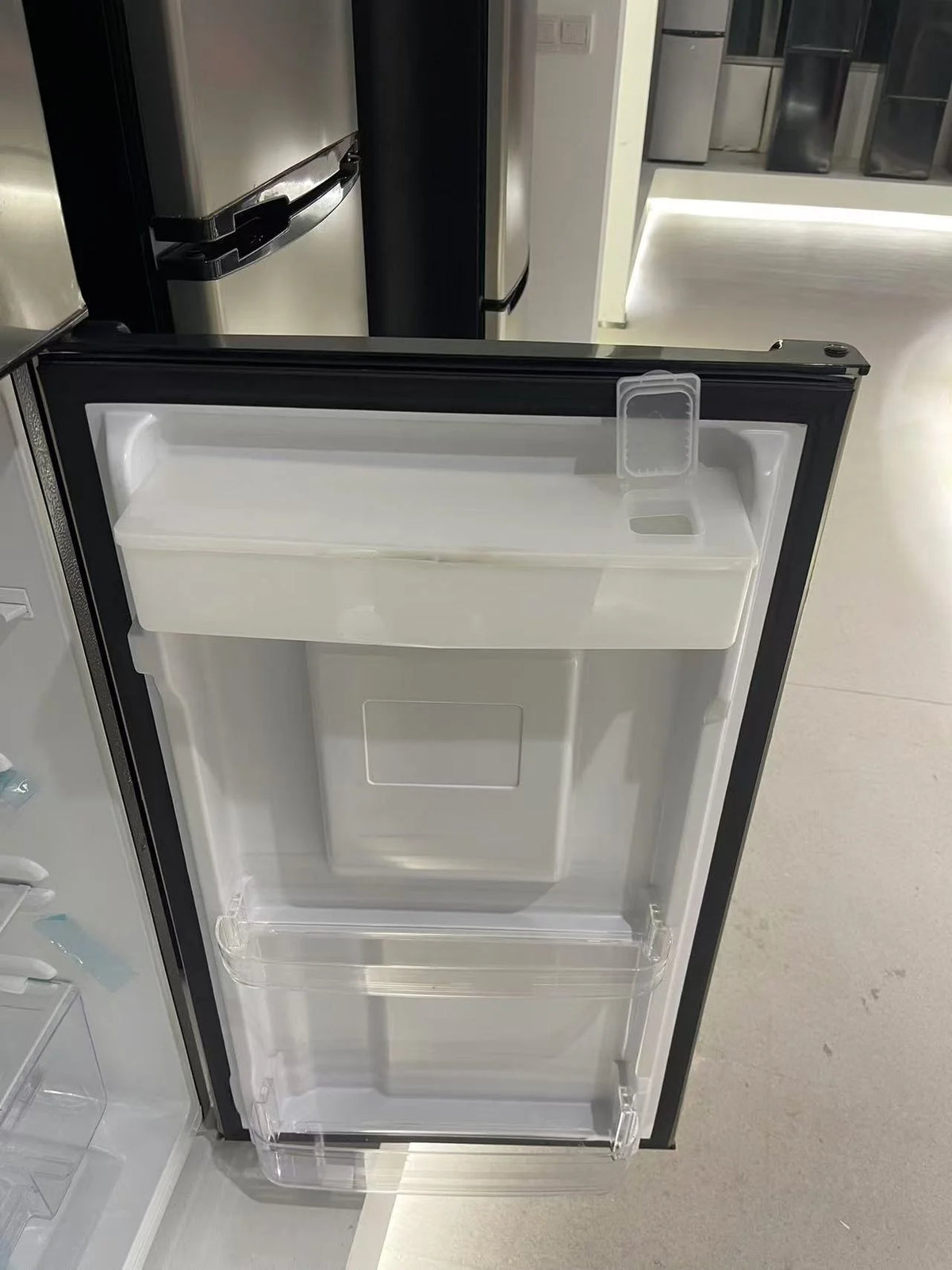Frigidaire, 7.3 Cu. Ft. Top Mount Refrigerator, Integrated Beverage Dispenser,Platinum