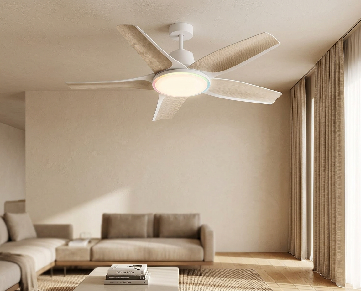 Ventilateur de plafond ROGLOW pales bois installé dans un salon lumineux