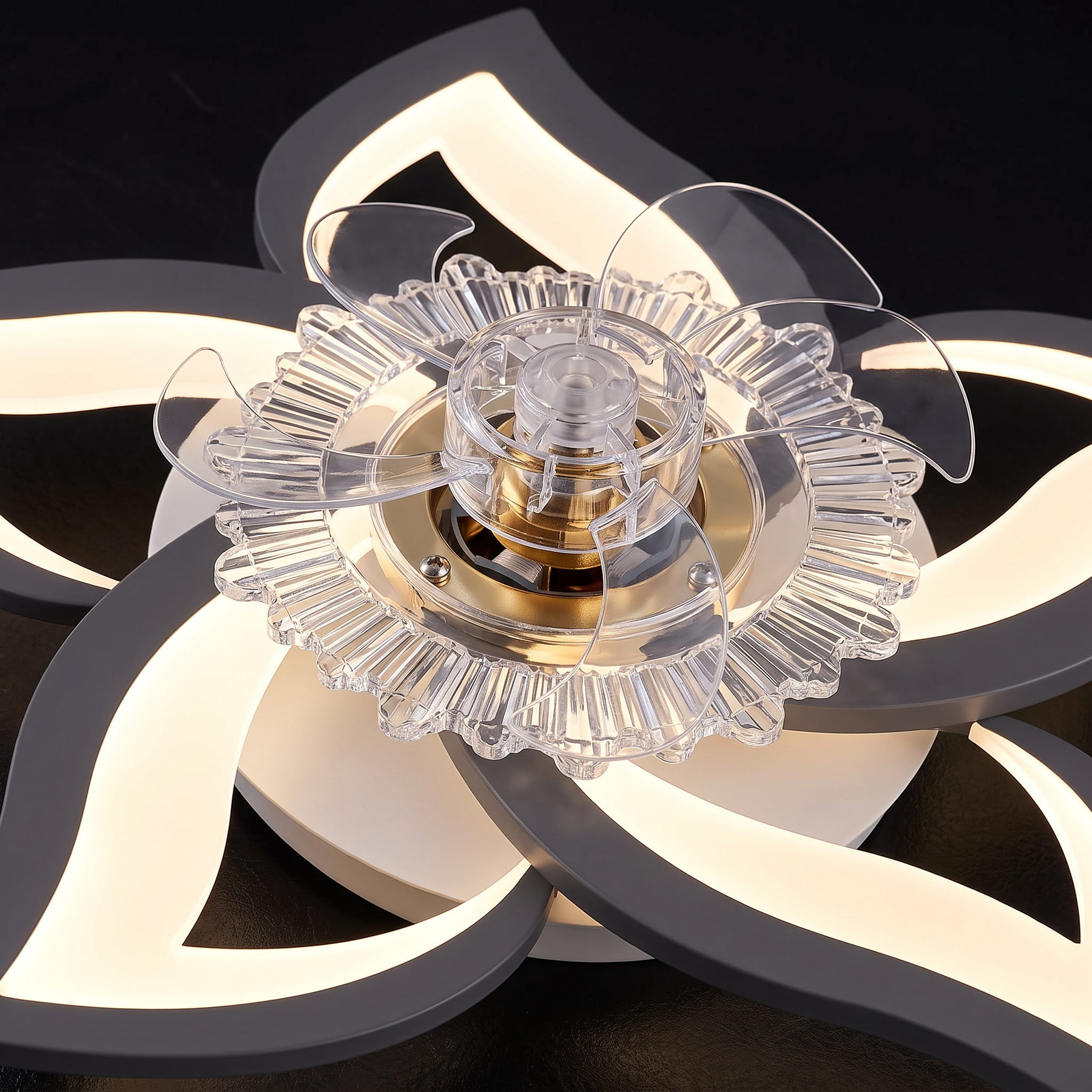 Ventilateur de plafond ROGLOW design fleur, vue rapprochée du moteur et des pales