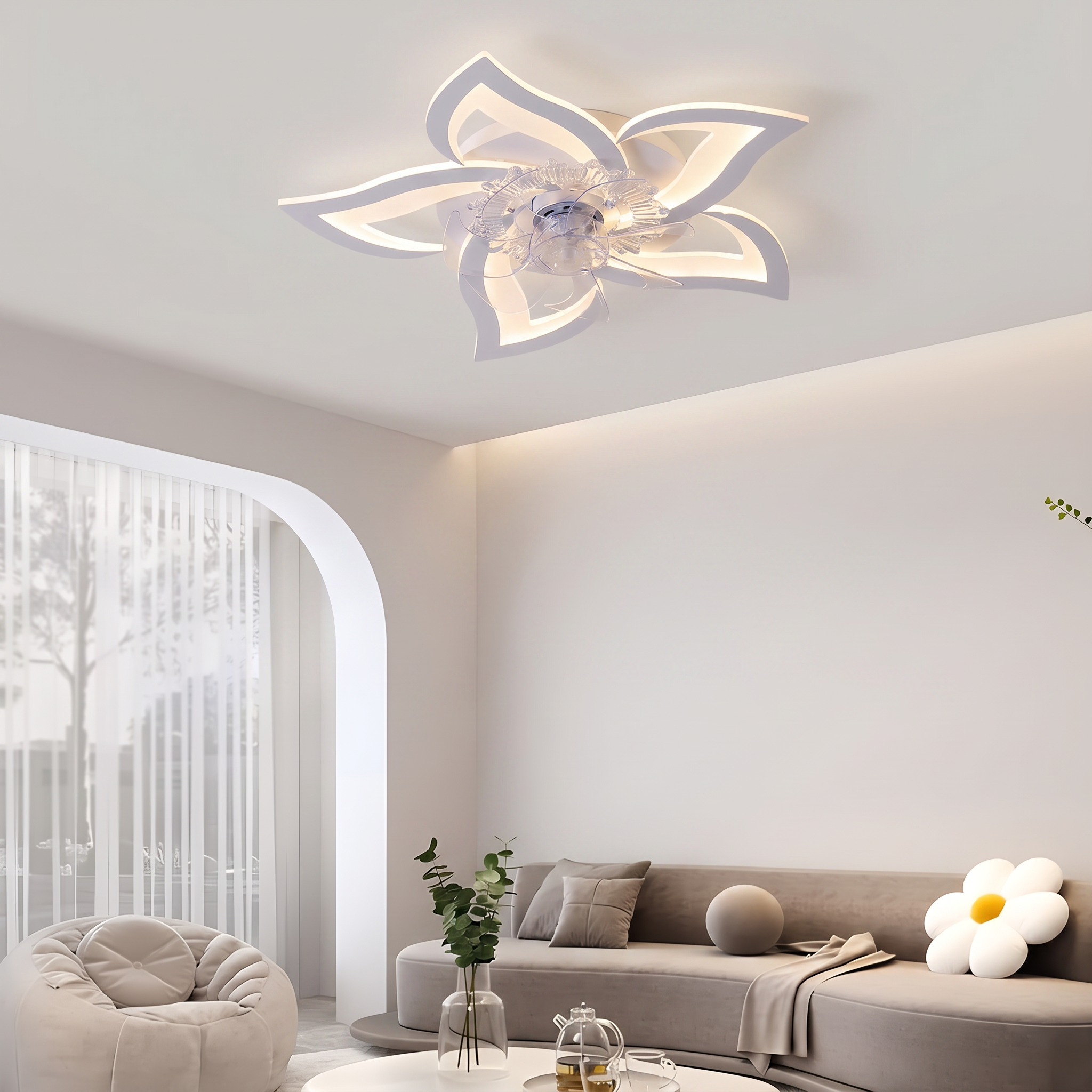 Ventilateur de plafond ROGLOW design fleur LED installé dans un salon