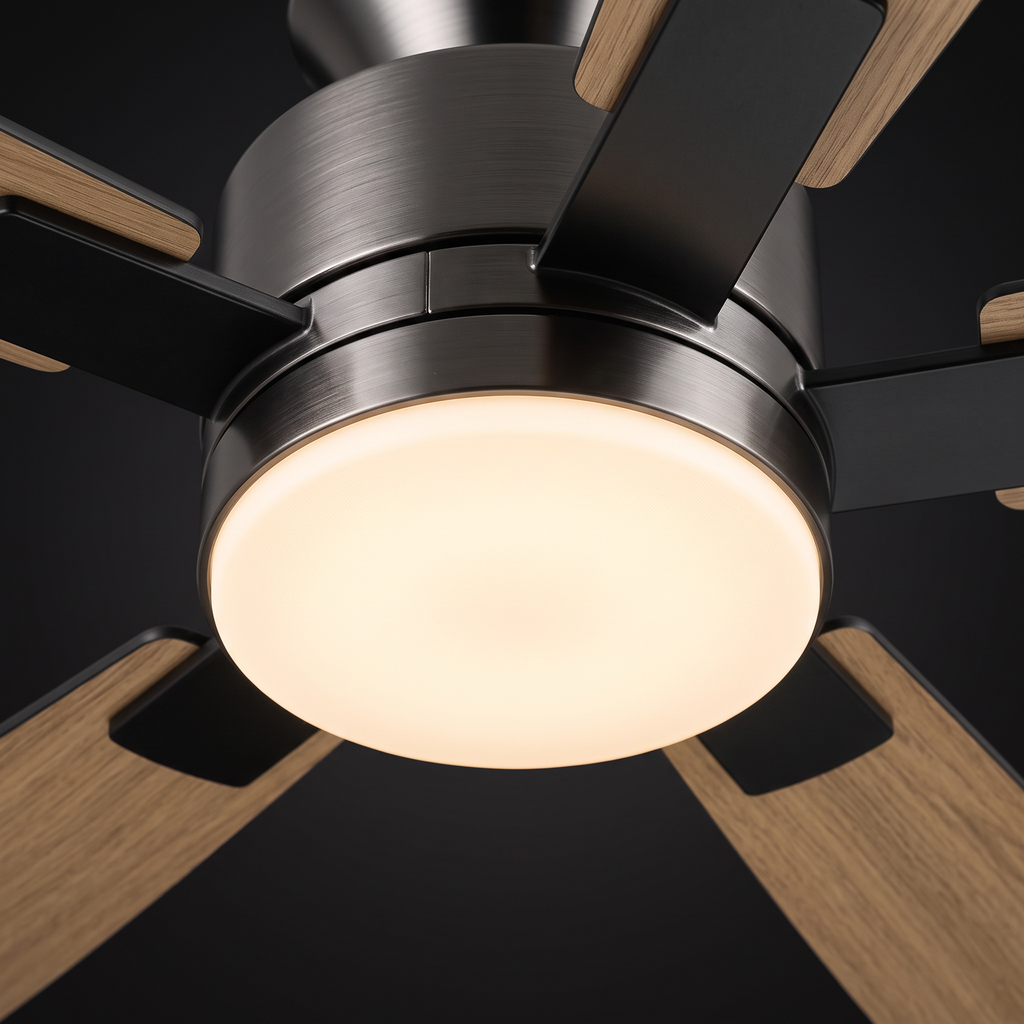Ventilateur de plafond ROGLOW, vue rapprochée du moteur et de l'éclairage LED intégré
