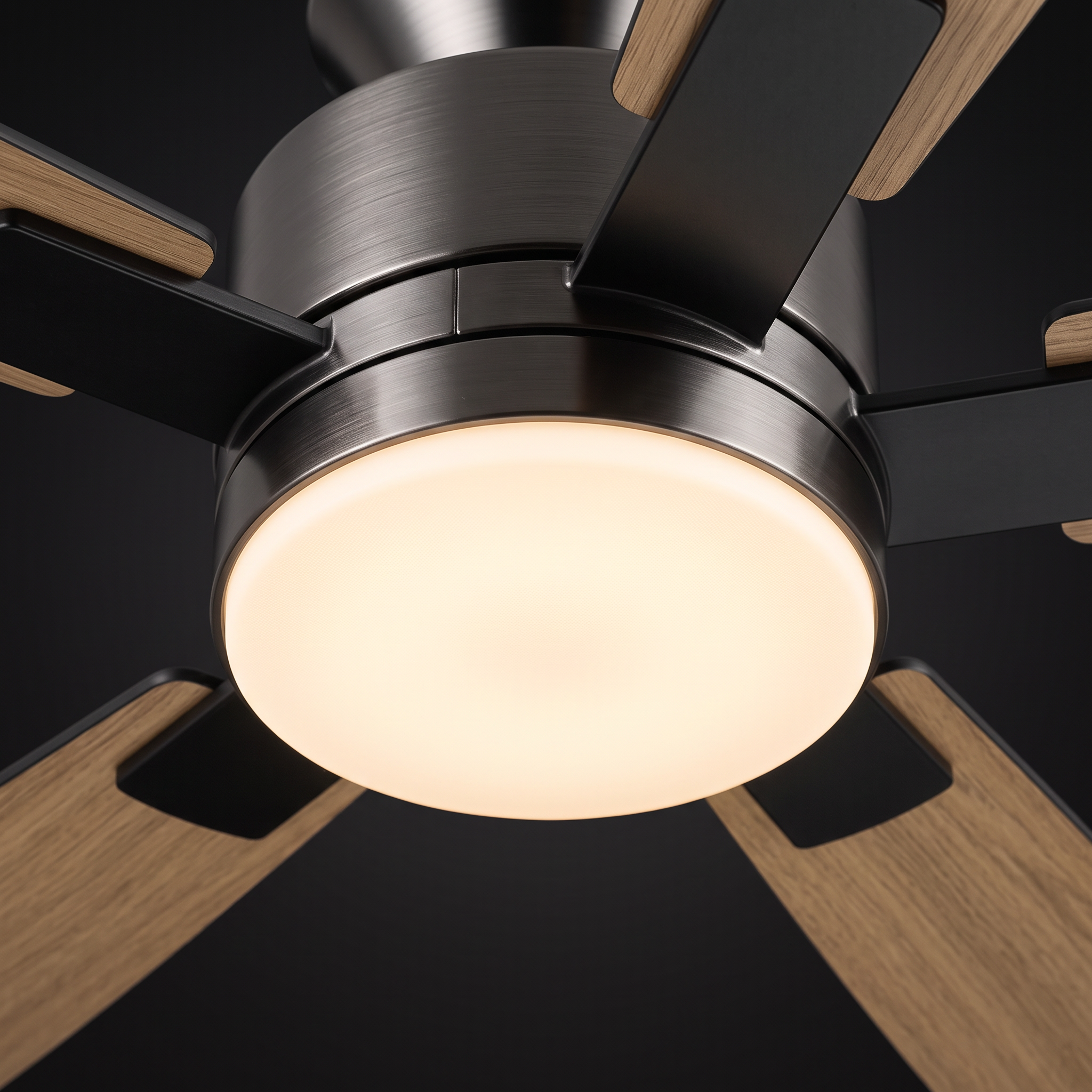 Ventilateur de plafond ROGLOW, vue rapprochée du moteur et de l'éclairage LED intégré