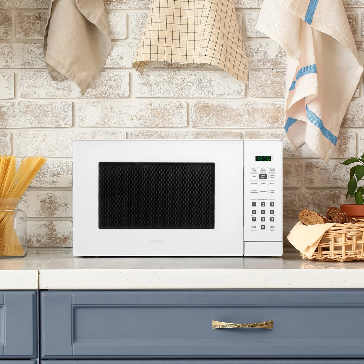 Danby 0.9 cu. ft. Countertop Microwave in White (DBMW0921BWW)