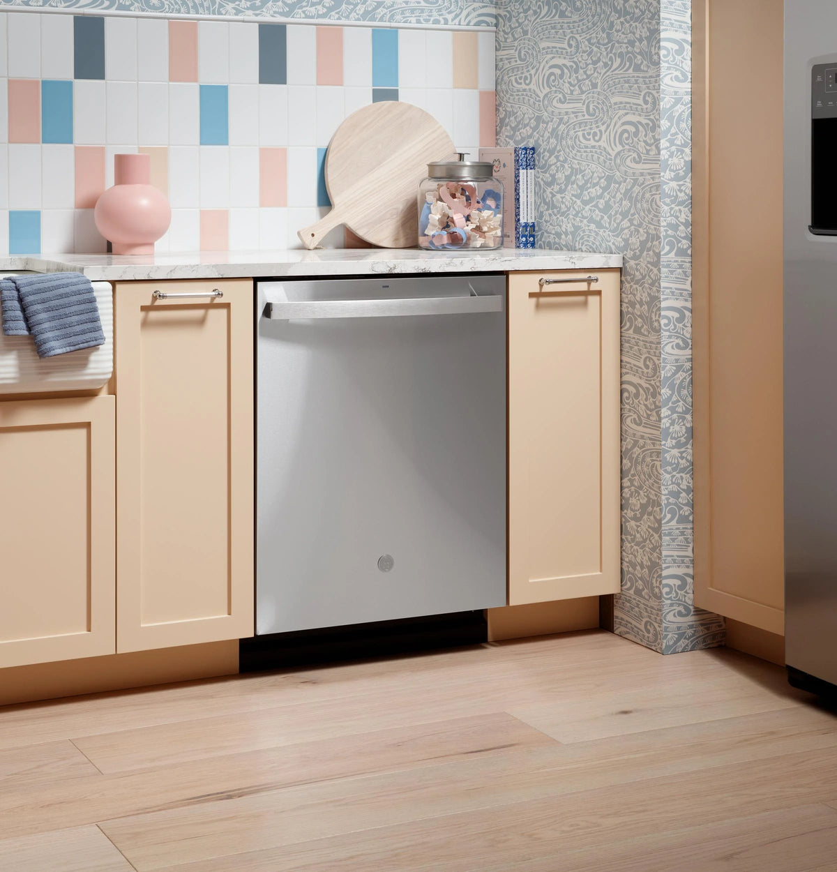 GE Fingerprint Resistant Top Control with Stainless Steel Interior Dishwasher with Sanitize Cycle GDT650SMVES
