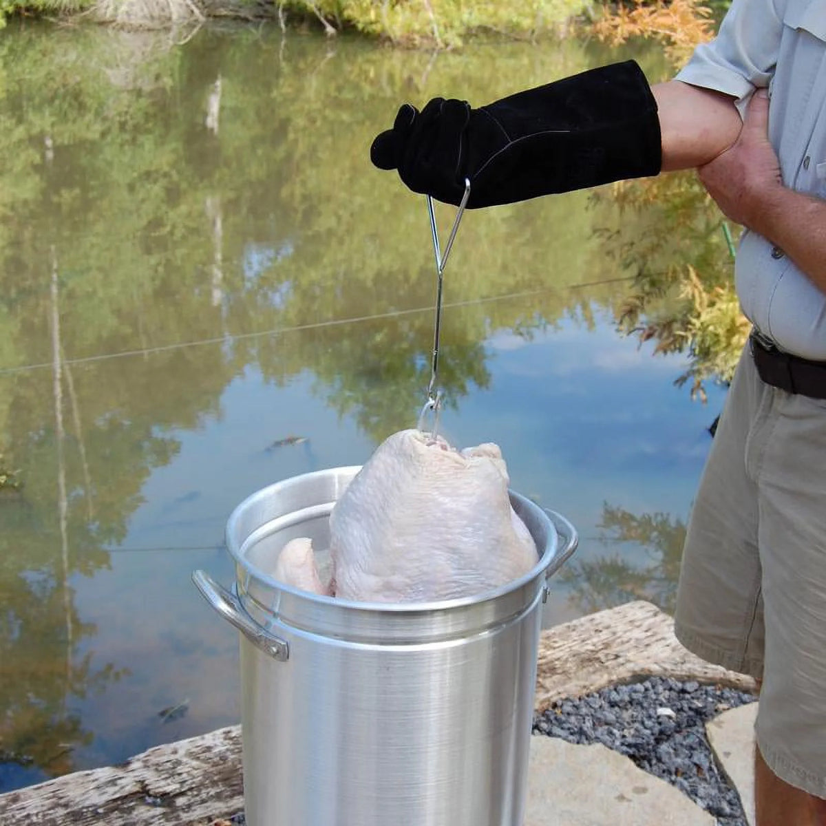Bayou Classic 30 Qt. Outdoor Turkey Fryer Pot with Vented Lid 3025