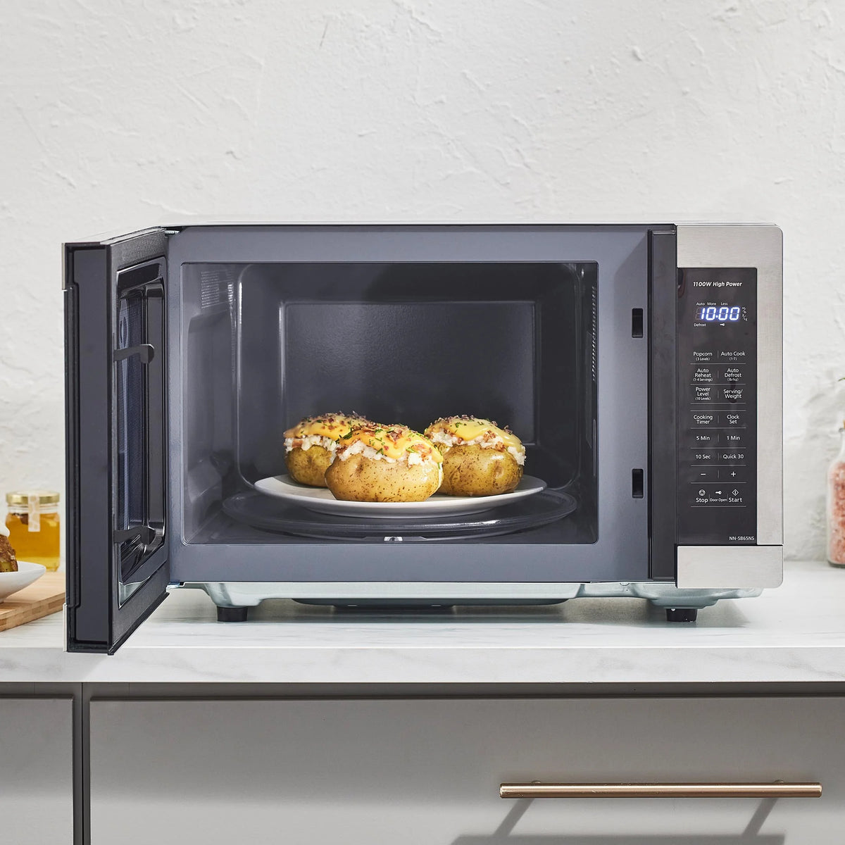 Panasonic 1.3 cu ft Countertop Microwave Oven in Glass Door