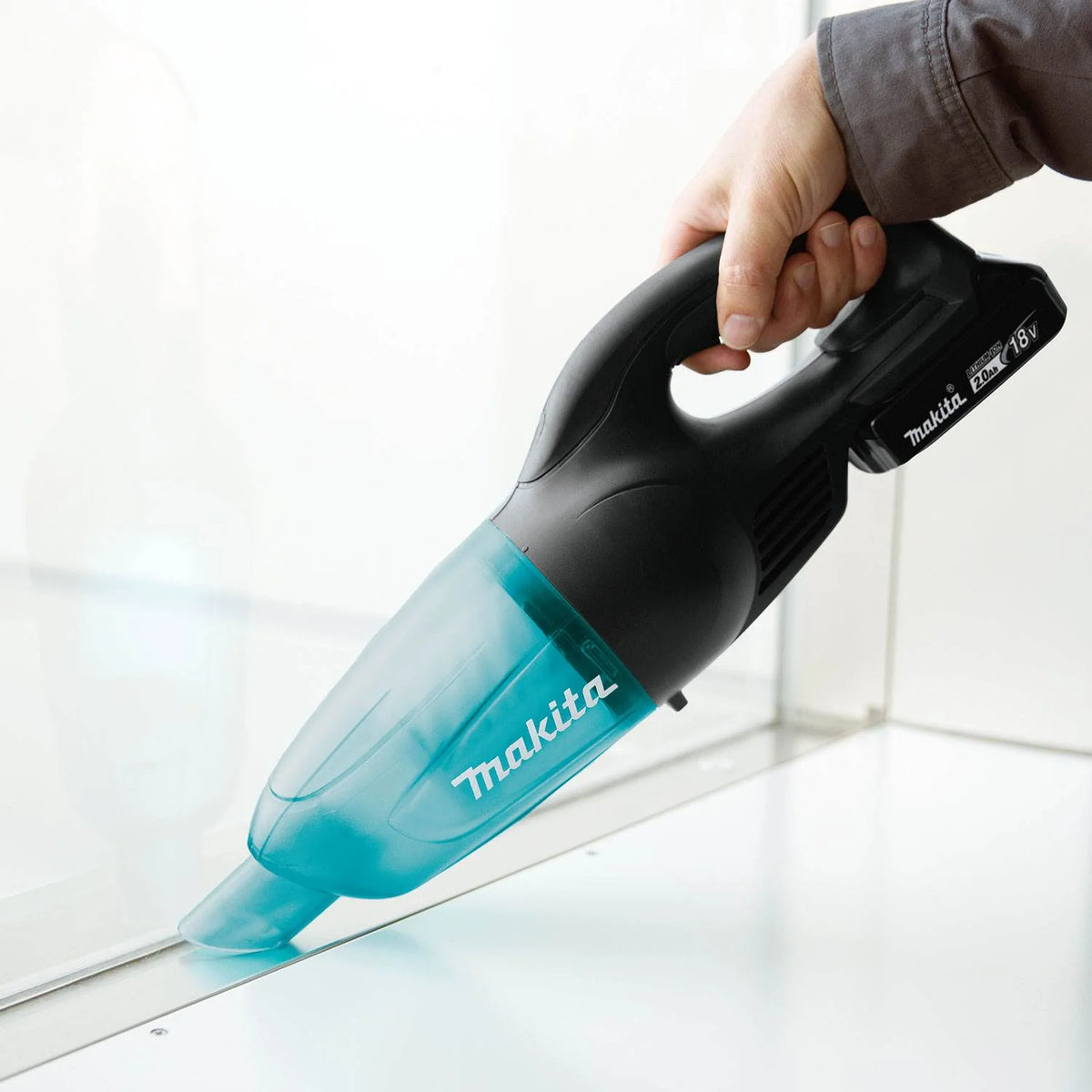 Makita 18 Volt LXT Lithium Ion Compact Cordless Lightweight Vacuum Kit 2.0Ah