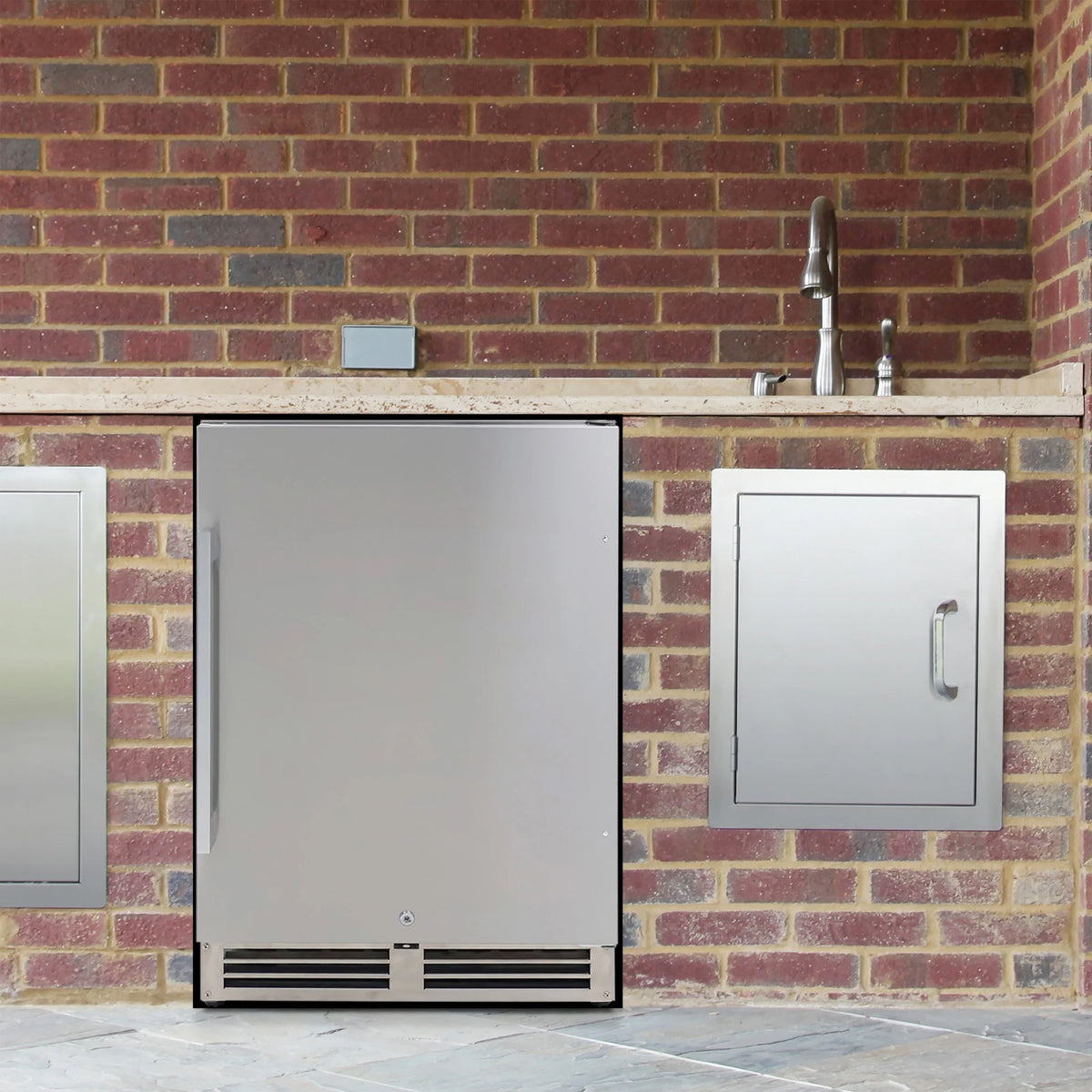 Avanti ELITE Series Commercial Outdoor Refrigerator, 5.4 cu. ft., in Stainless Steel (OR543U3S)